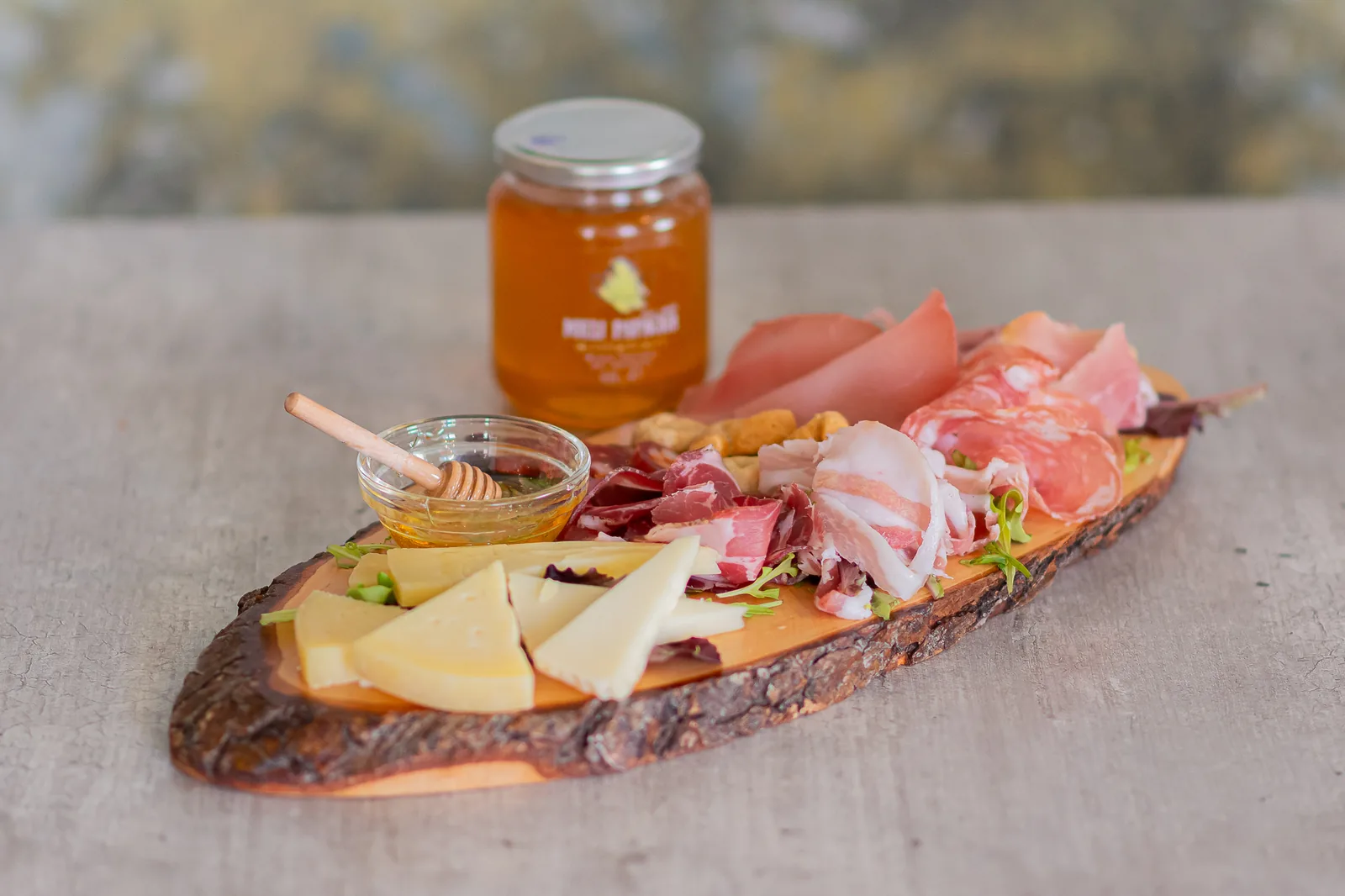 Tagliere con salumi, formaggi e miele servito da De Gustibus